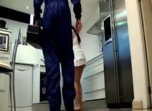 Девушка возбуждает мастера по вызову и на скрытую камеру снимает
